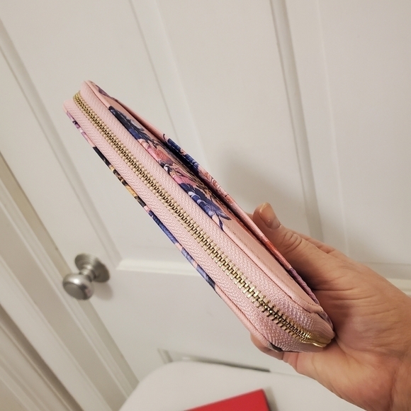 NWT Trina Turk Floral Zip close Accordian Wallet - Picture 4 of 7